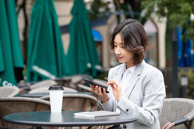 商務(wù)女士用手機微信溝通禮儀規(guī)范